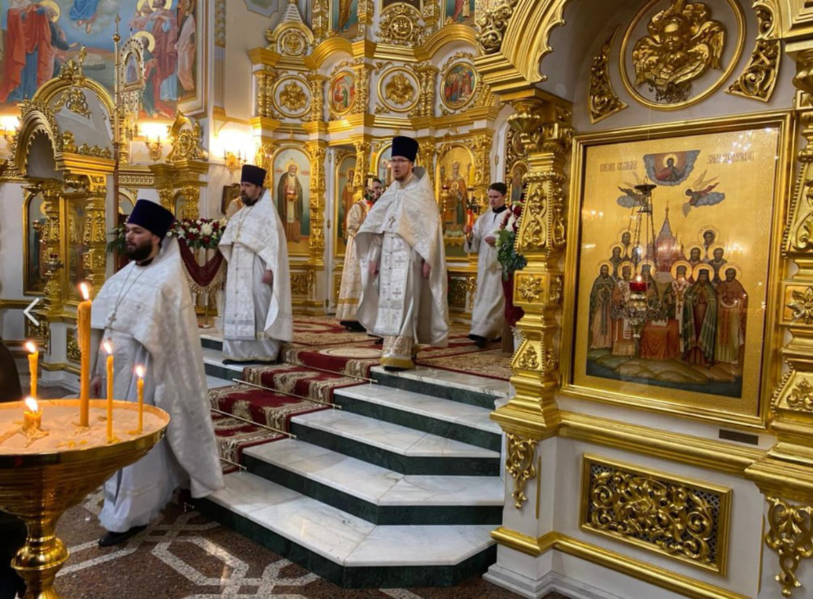 За литургией было зачитано пасхальное послание Патриарха Московского и всея Руси Кирилла, а затем совершено освящение пасхального хлеба.