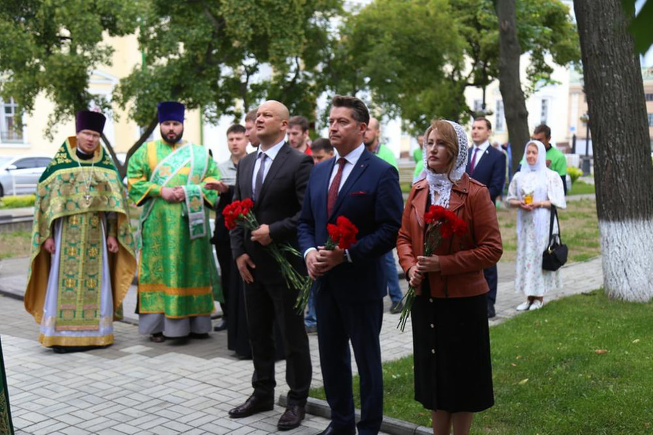 В процессе участвовали глава города Олег Бекмеметьев, вице-спикер гордумы Олег Гарин и депутат Госдумы РФ от Удмуртии Андрей Исаев.