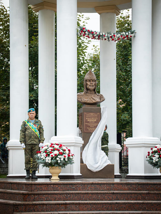 Памятник мудрому правителю Руси, выдающемуся полководцу, герою Невской битвы и Ледового побоища разместили внутри ротонды, построенной 28 лет назад для освящения воды.
