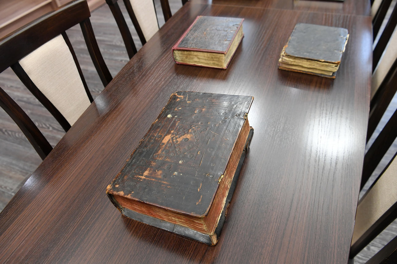 В Национальной библиотеке Удмуртии представлены такие редкие издания, как «Триодь постная» (1621 г.), «Требник» (1625 г.), один из первых московских печатных учебников «Грамматика славянского языка» Мелетия Смотрицкого (1648 г.).