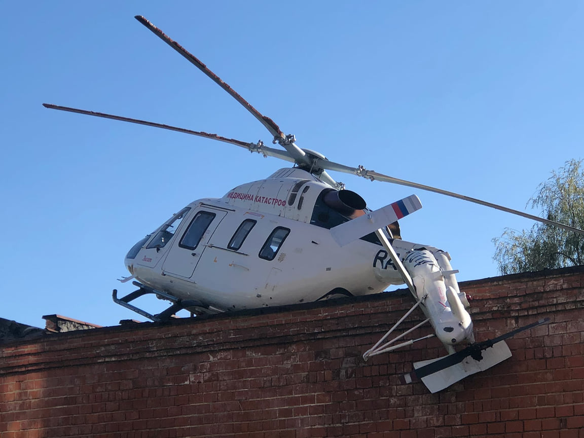 В Ижевске вертолет санитарной авиации аварийно сел на крыше одноэтажного технического здания (гаража) на территории первой республиканской больницы.