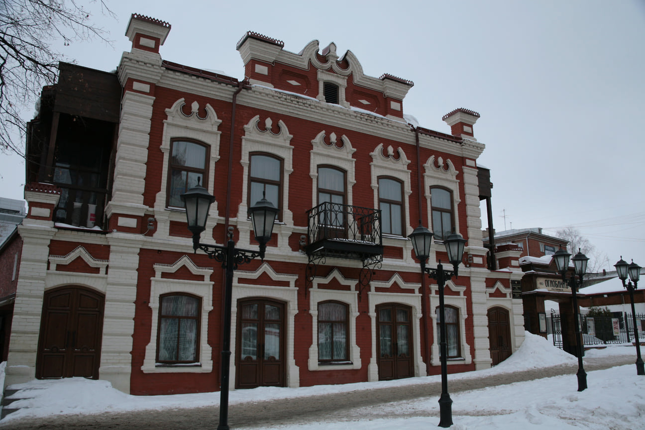 Дом купца Оглоблина был построен в Ижевске в начале XX века. К 2013 году здание было отреставрировано, там открыли ресторан «Оглоблин». Ремонт и реставрация в особняке продолжались 1,5 года. 