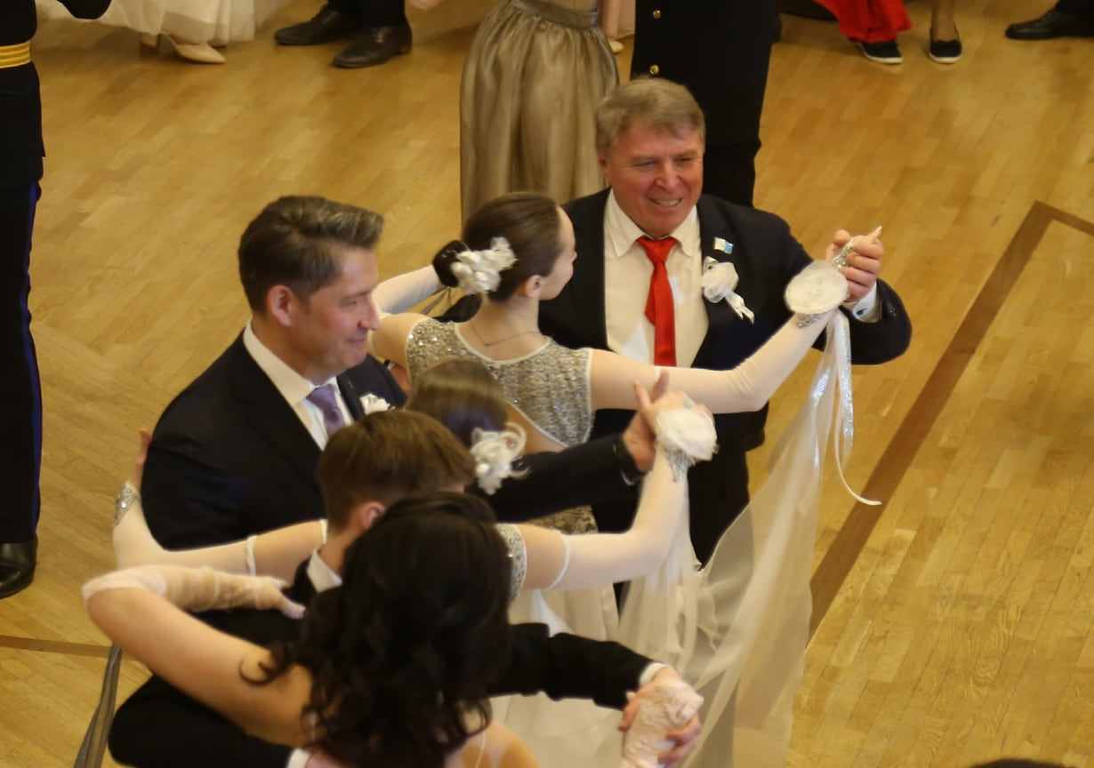 23 декабря во Дворце детского творчества в столице Удмуртии состоялся Новогодний бал одаренных детей Ижевска. Как сообщает пресс-служба администрации города, в нем приняли участие более 200 ижевских старшеклассников, а также глава города Олег Бекмеметьев, председатель гордумы Фарит Губаев и депутат гордумы Бахруз Гумбатов.