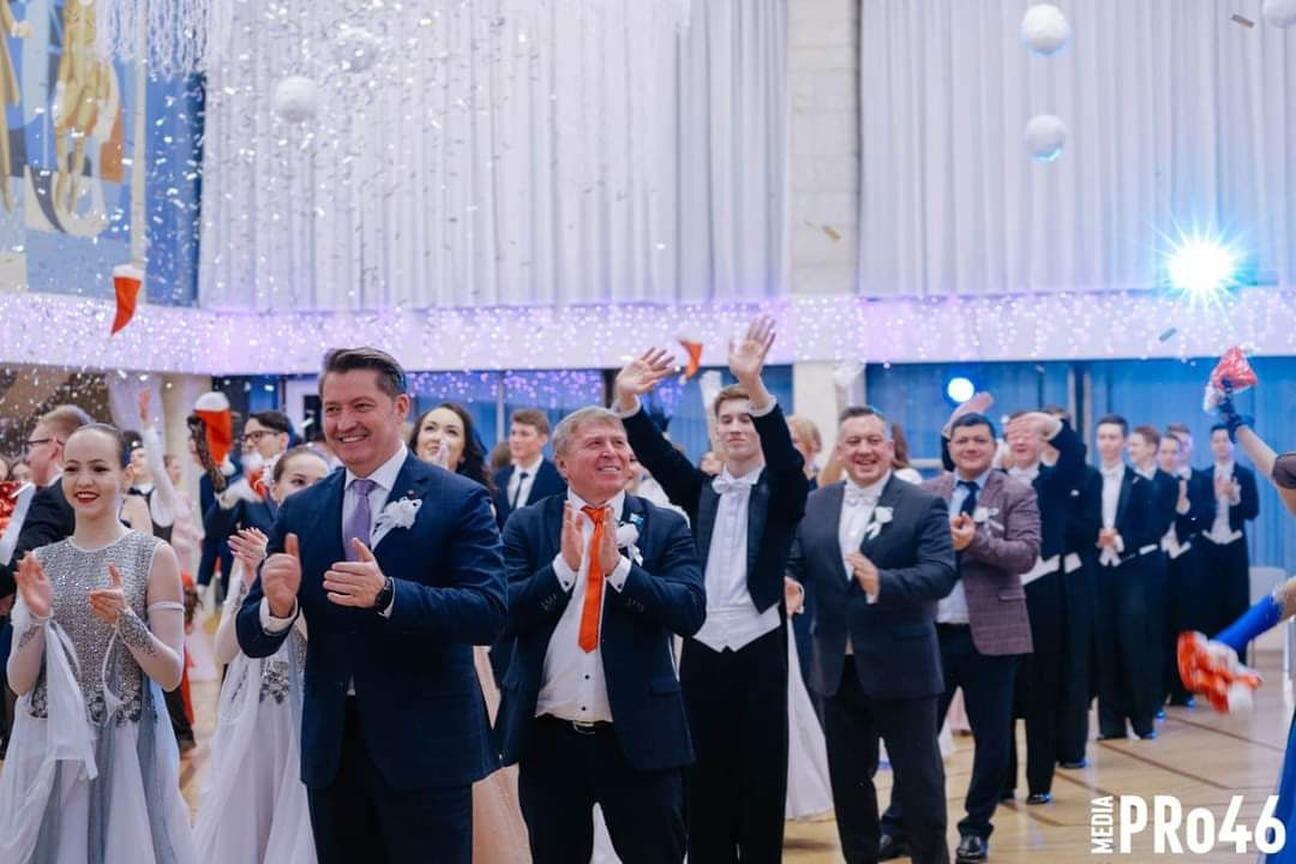 Глава Ижевска Олег Бекмеметьев рассказал, что в мероприятии участвовали школьники, которые отличились в учебе, спорте, общественной работе, творческой или интеллектуальной деятельности. Он отметил, что «талант — лишь 5% данных природой», все остальное — «усердие и трудолюбие».