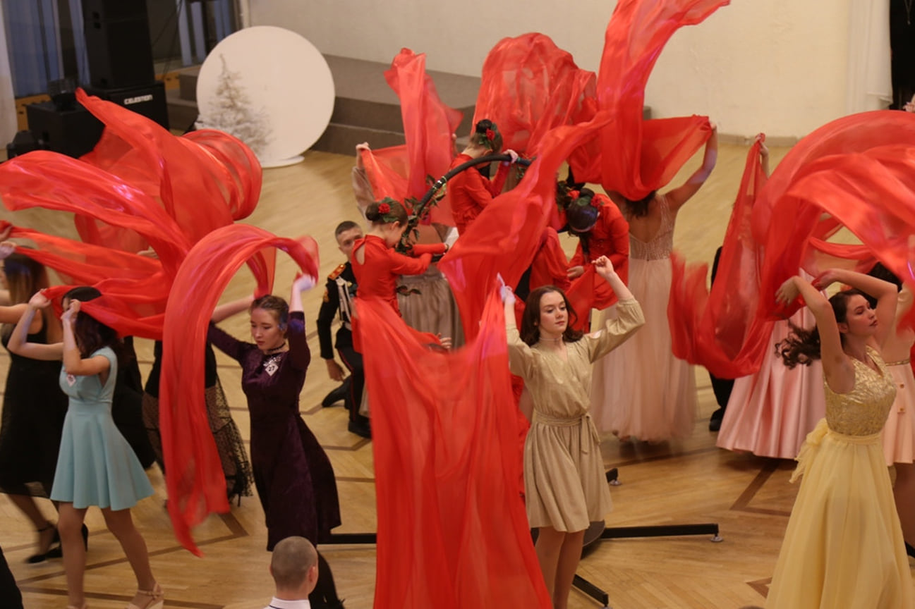 В рамках мероприятия бальные пары исполнили полонез, вальс и галопад. Школьники каждого района представили свой творческий номер. 