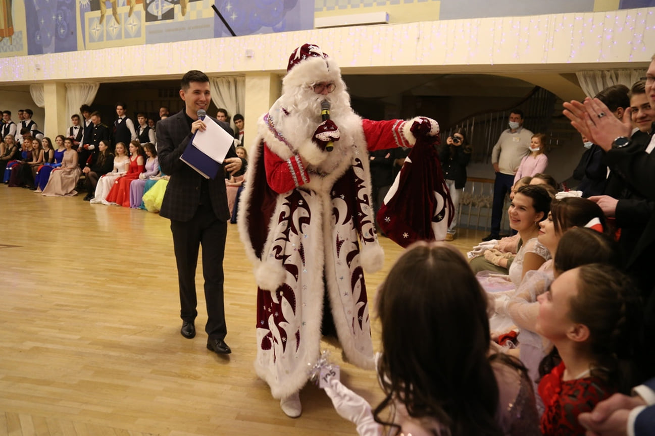 Также Дед Мороз и Снегурочка провели розыгрыш подарков среди школьников. Завершился праздник флешмобом.  