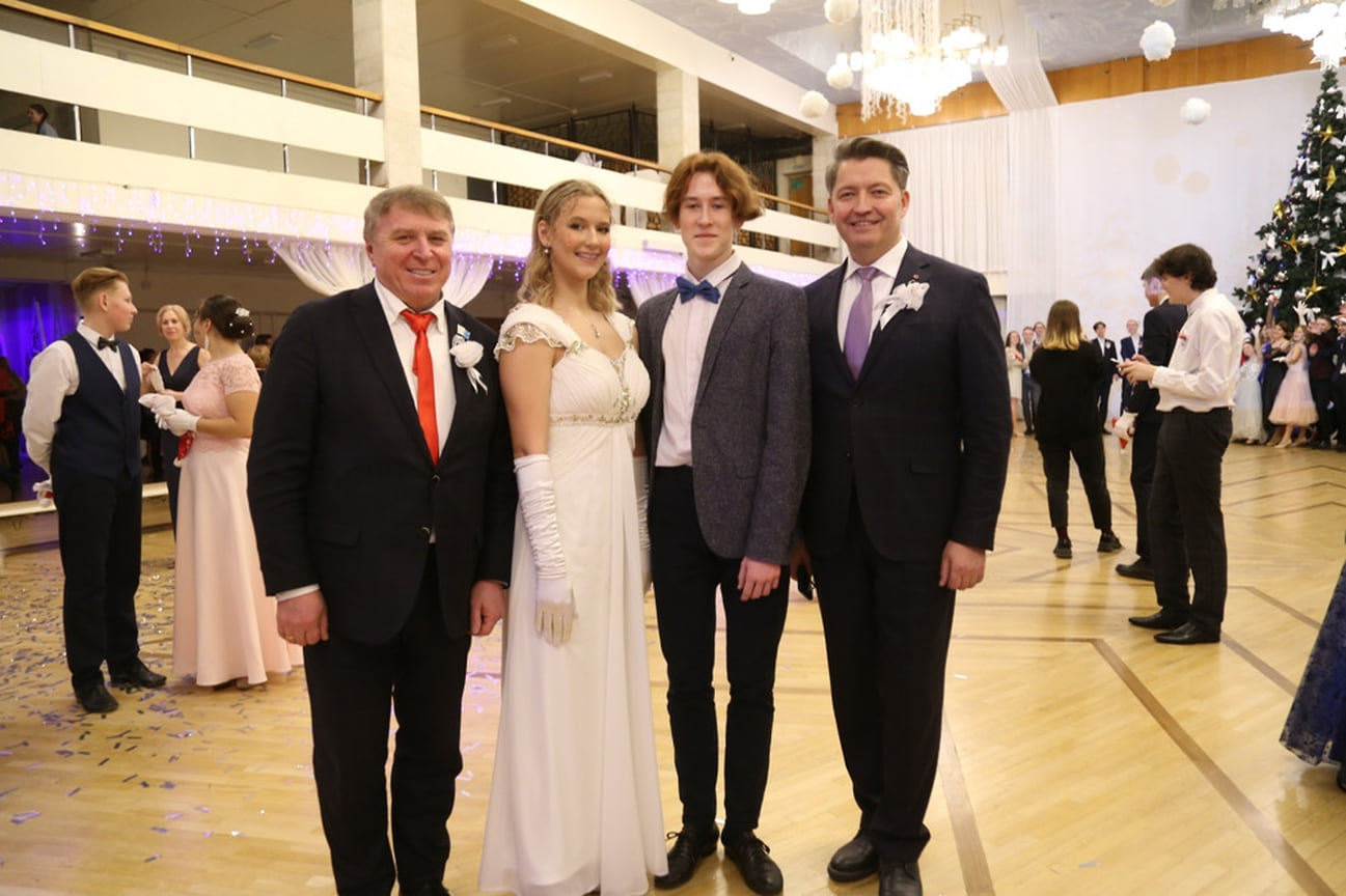 Председатель гордумы Фарит Губаев отметил, что для ребенка «раскрыть свои способности — большой каждодневный труд». По его словам, у современных детей учебный и тренировочный день продолжительнее, чем рабочий день у взрослых.