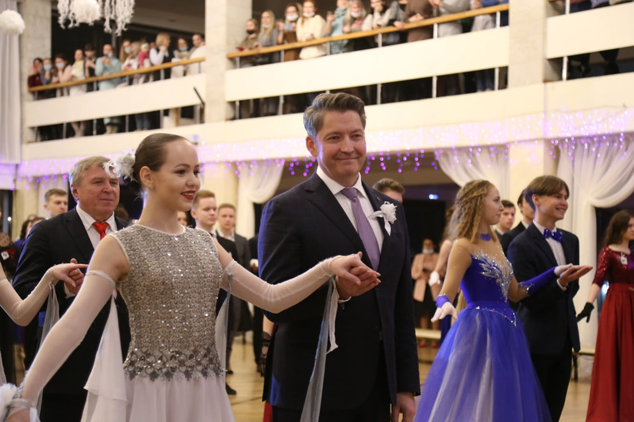 Господин Бекмеметьев напомнил, что Новогодний бал для одаренных детей проводится в Ижевске на протяжении 15 лет. За это время его участниками стали более 3 тыс. школьников.