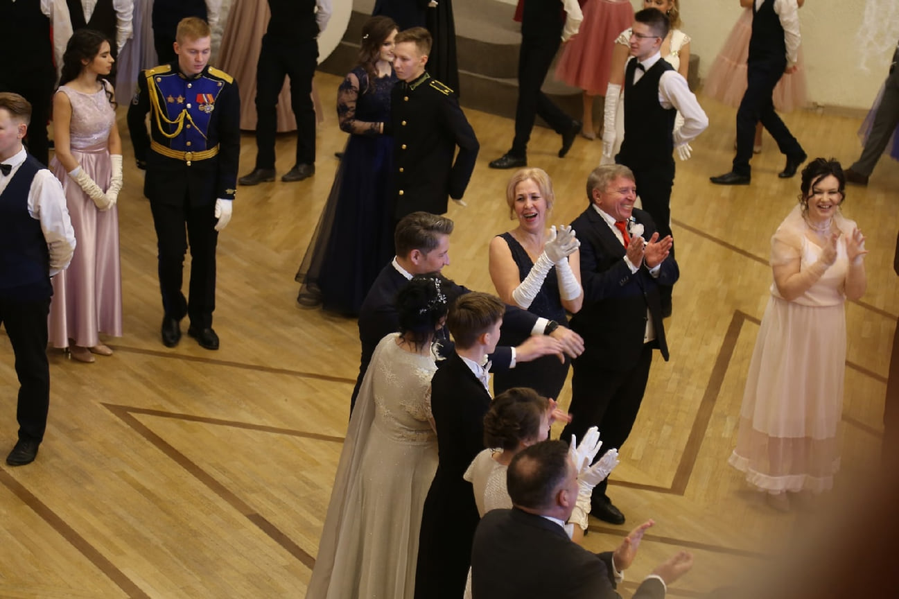 Также Фарит Губаев напомнил, что на каждую сессию гордумы приглашаются талантливые ученики города. Он отметил, что некоторые из присутствующих учащихся уже были приглашены, а с кем-то еще только предстоит увидеться. 