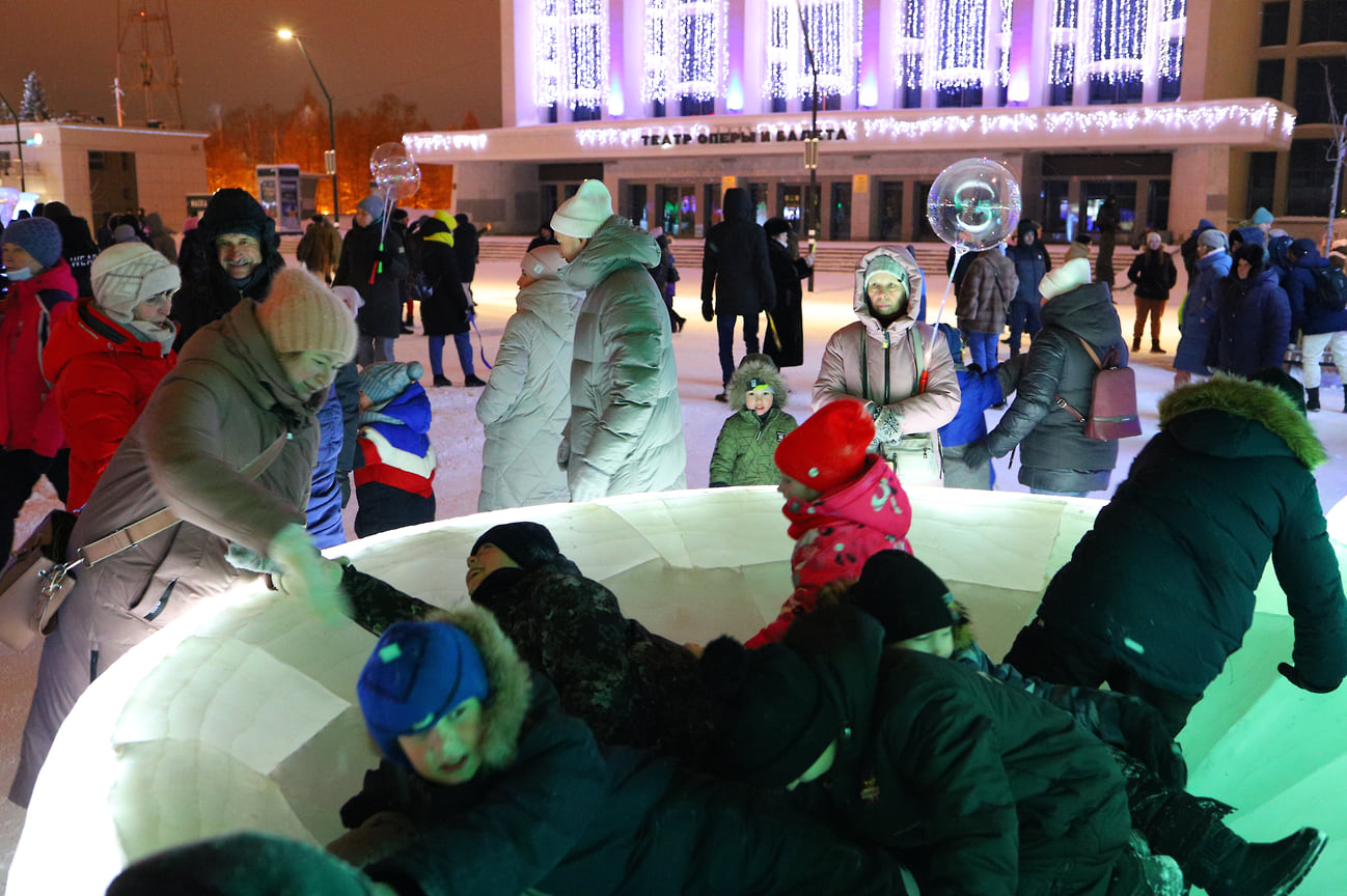 Установлены ледяные чаши со скульптурной композицией «Встреча в лесу».