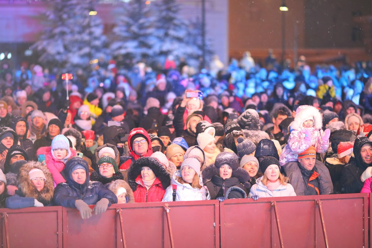 За 10 минут до боя курантов горожан поздравили глава Удмуртии Александр Бречалов и глава Ижевска Олег Бекмеметьев с экрана на Центральной площади, в 00:50 началась трансляция выступления президента России Владимира Путина, а в 01:00 на сцену выйшел Дед Мороз.