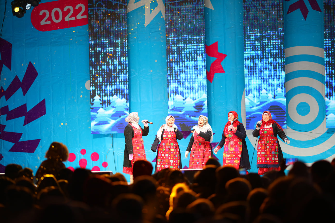 Перед собравшимися зрителями выступили &quot;Бабушки из Бураново&quot;