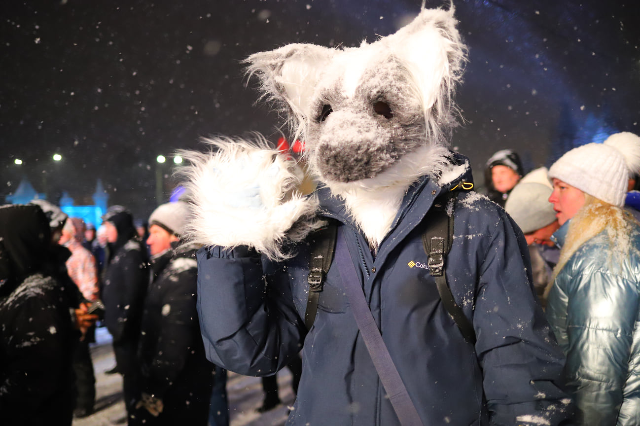 Некоторые жители города пришли на площадь в костюмах