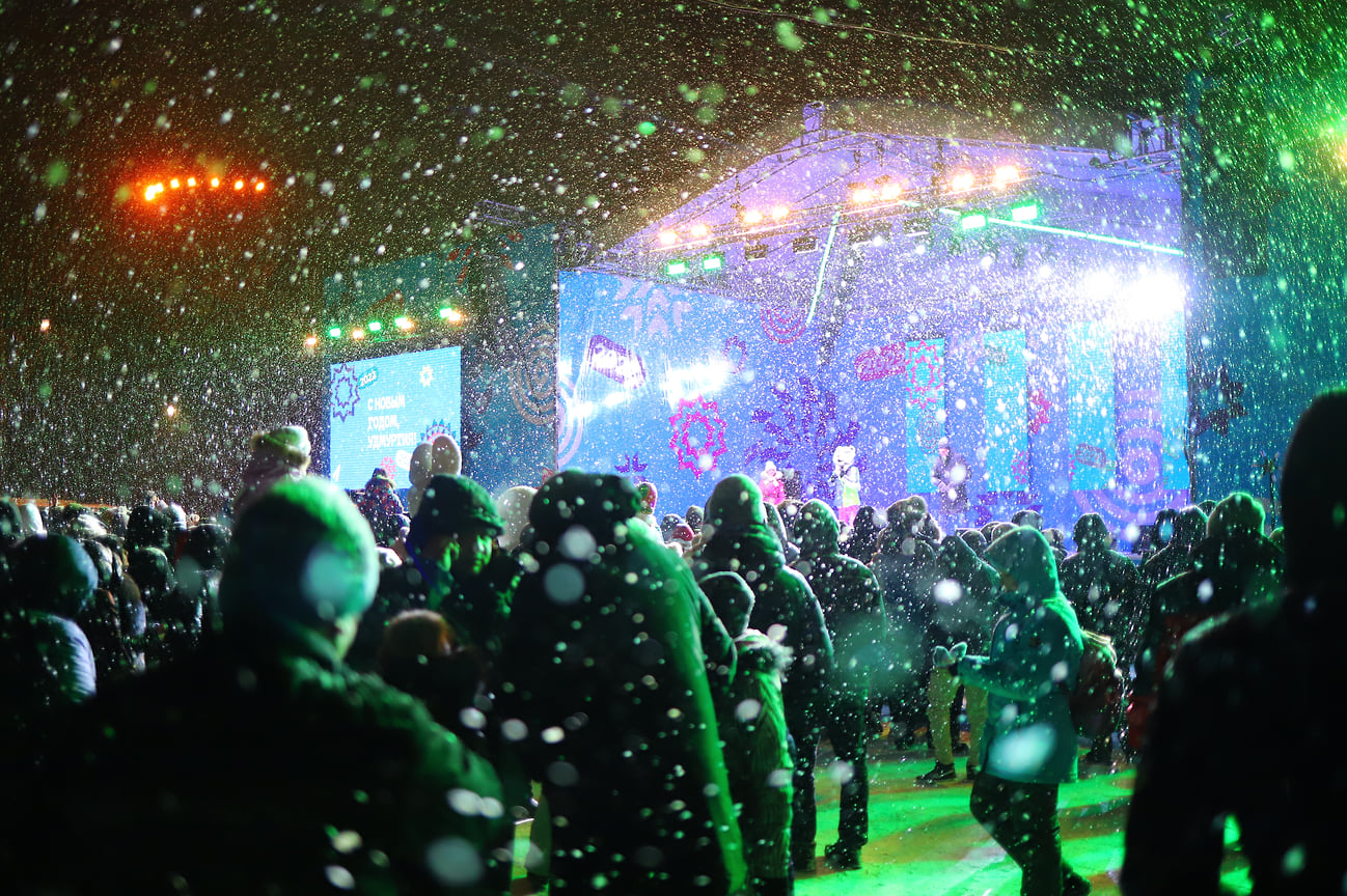 В этот вечер жителей и гостей столицы Удмуртии поздравили республиканские коллективы: ансамбль современного и эстрадного танца «Атлантида», студия танца «Вертикаль», дуэт «Красивые», «Форт Боярд» и многие другие.