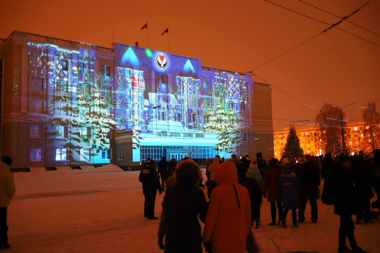 На фасаде здания правительства Удмуртии представят уникальное свето- и видеошоу «Фильтры будущего», в рамках которого Дед Мороз показал Ижевск через разные «фильтры будущего».