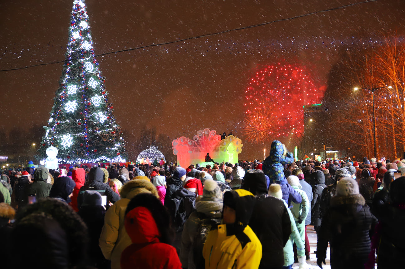 31 декабря в рамках фестиваля «Вместе теплее» (0+) состоялось официальное открытие ледового городка, которое дало старт большой новогодней программе до 04:00 1 января.