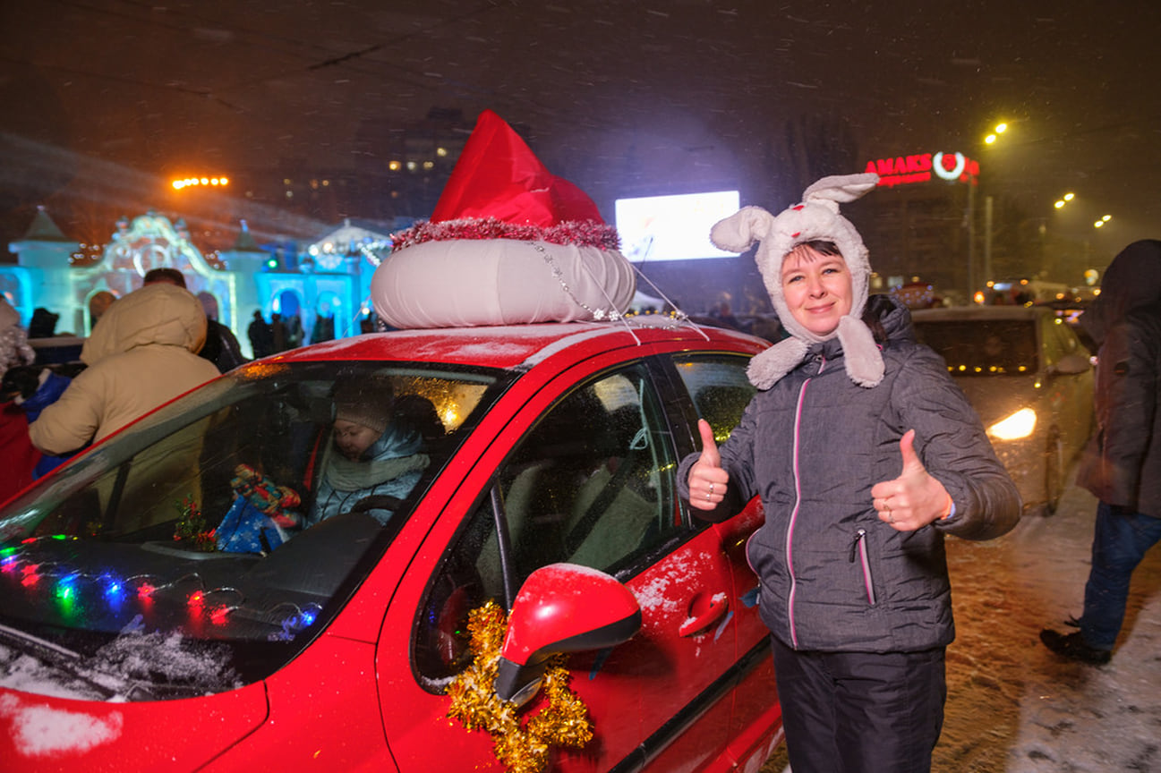 2 января впервые в Ижевске состоялся новогодний автопробег. Колонна из 33 украшенных автомобилей проследовала от ТРК «Столица» к главной елке города на Центральной площади. Автомобили украшали разноцветной иллюминацией, мишурой и праздничными колпаками. 