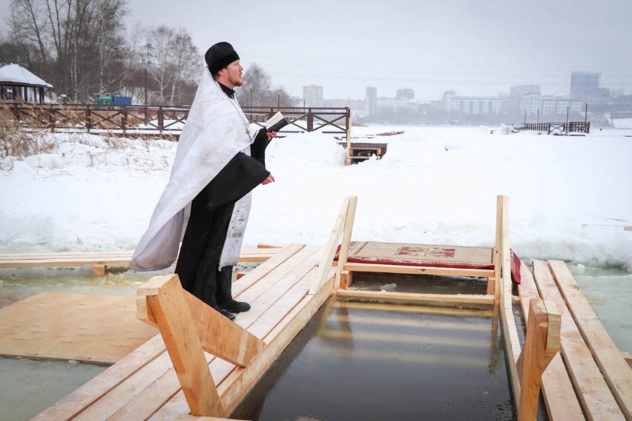 По традиции воду в купелях освятили, при этом из-за пандемии коронавируса крестный ход в этом году отменили