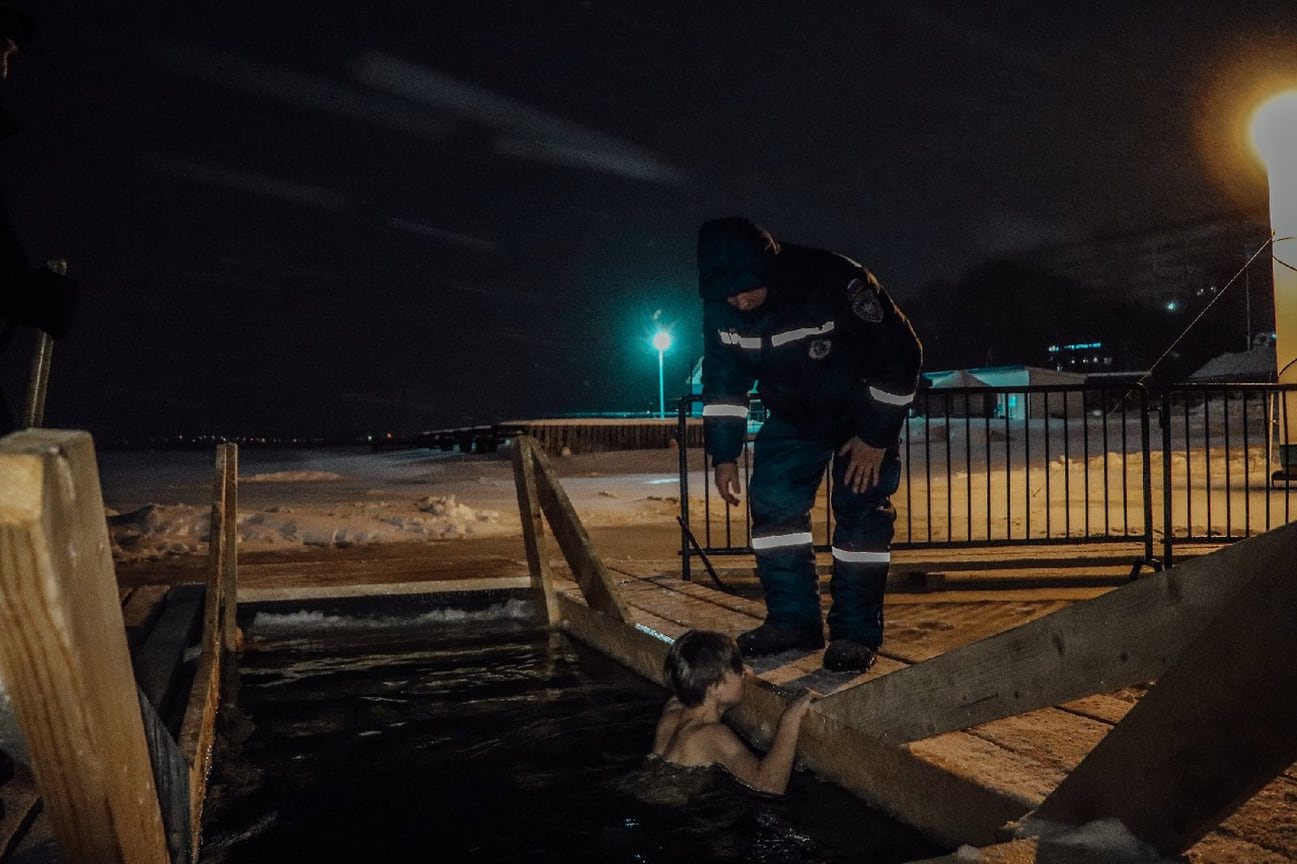 В купаниях принимали участие и дети