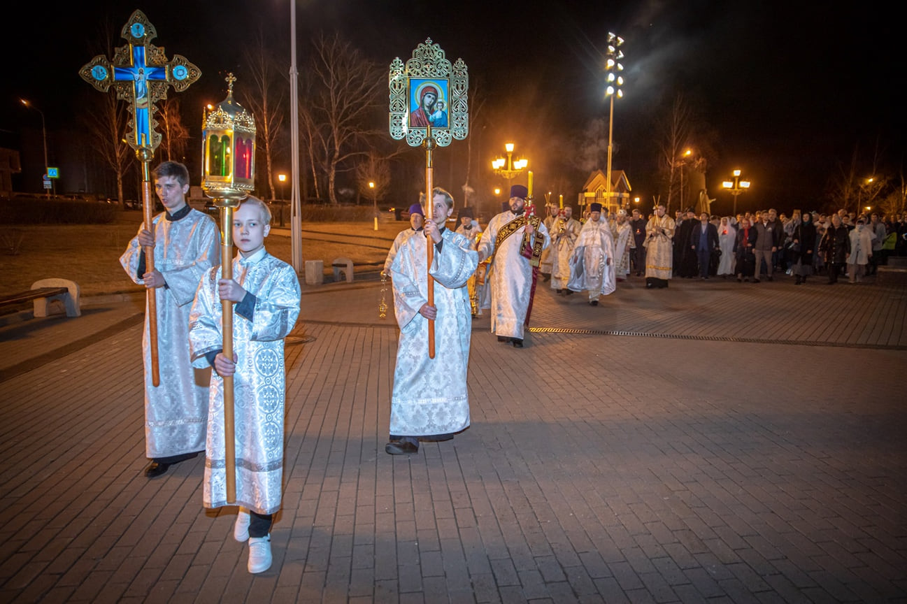 В ходе богослужения был совершен крестный ход, после чего торжества продолжились Утреней и Божественной литургией