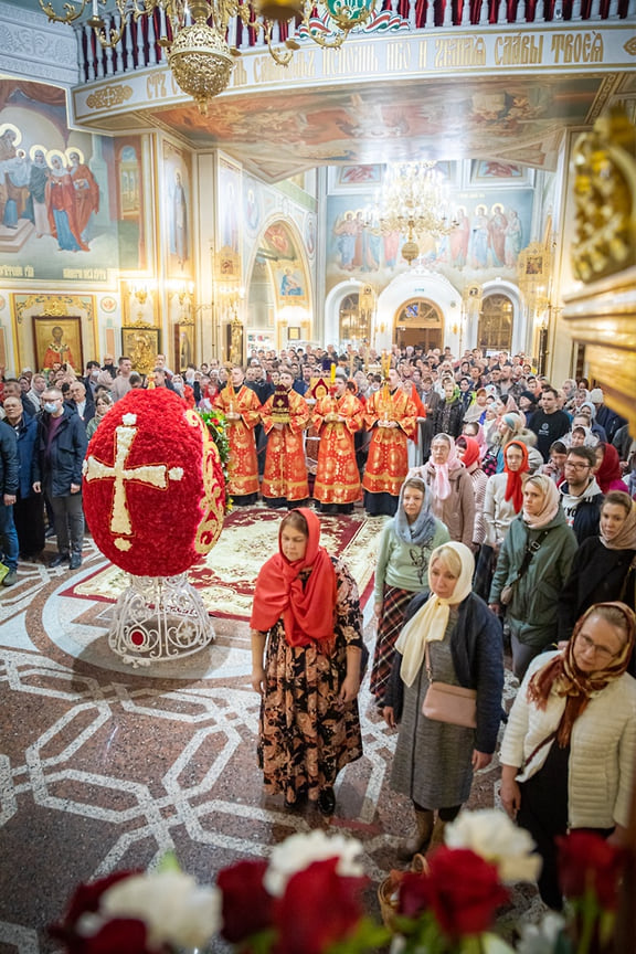 За литургией было зачитано Пасхальное послание Святейшего Патриарха Московского и всея Руси Кирилла, а в конце совершено традиционное освящение пасхального хлеба — артоса. После богослужения митрополит Викторин поздравил православных христиан с праздником Пасхи и обратился к ним с проповедью