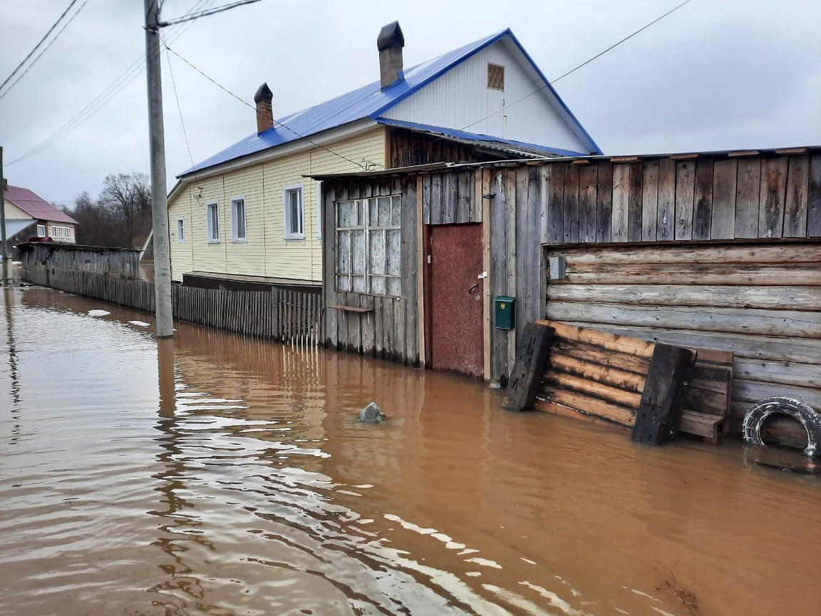 Всего в подтопленных домах проживает 55 человек, из которых 18 детей. Глава Кезского района Иван Богданов рассказал, что эвакуированы были жители одного дома. Пострадавших нет