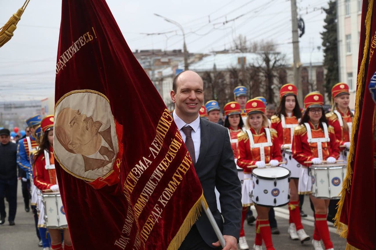 В нескольких колоннах были свои барабанщики