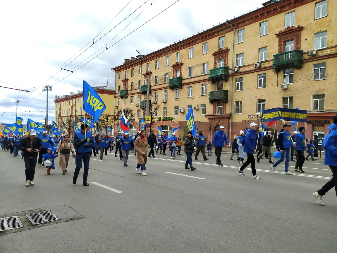 В самом конце шествия двигались представители трех парламентских партий. Колонну ЛДПР возглавлял координатор регионального отделения партии Тимур Ягафаров