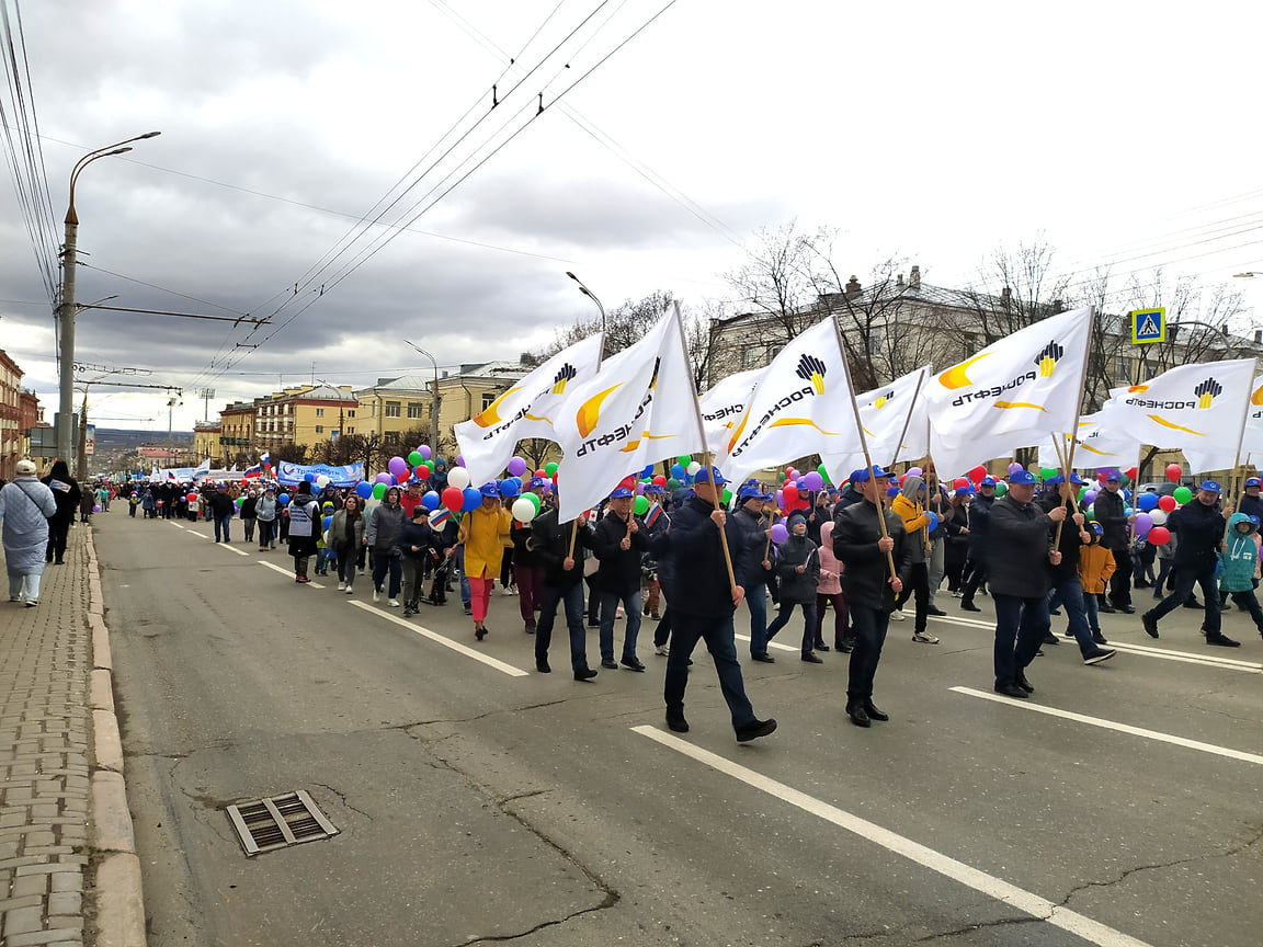 В первомайской демонстрации приняли участие трудовые коллективы крупных промышленных предприятий