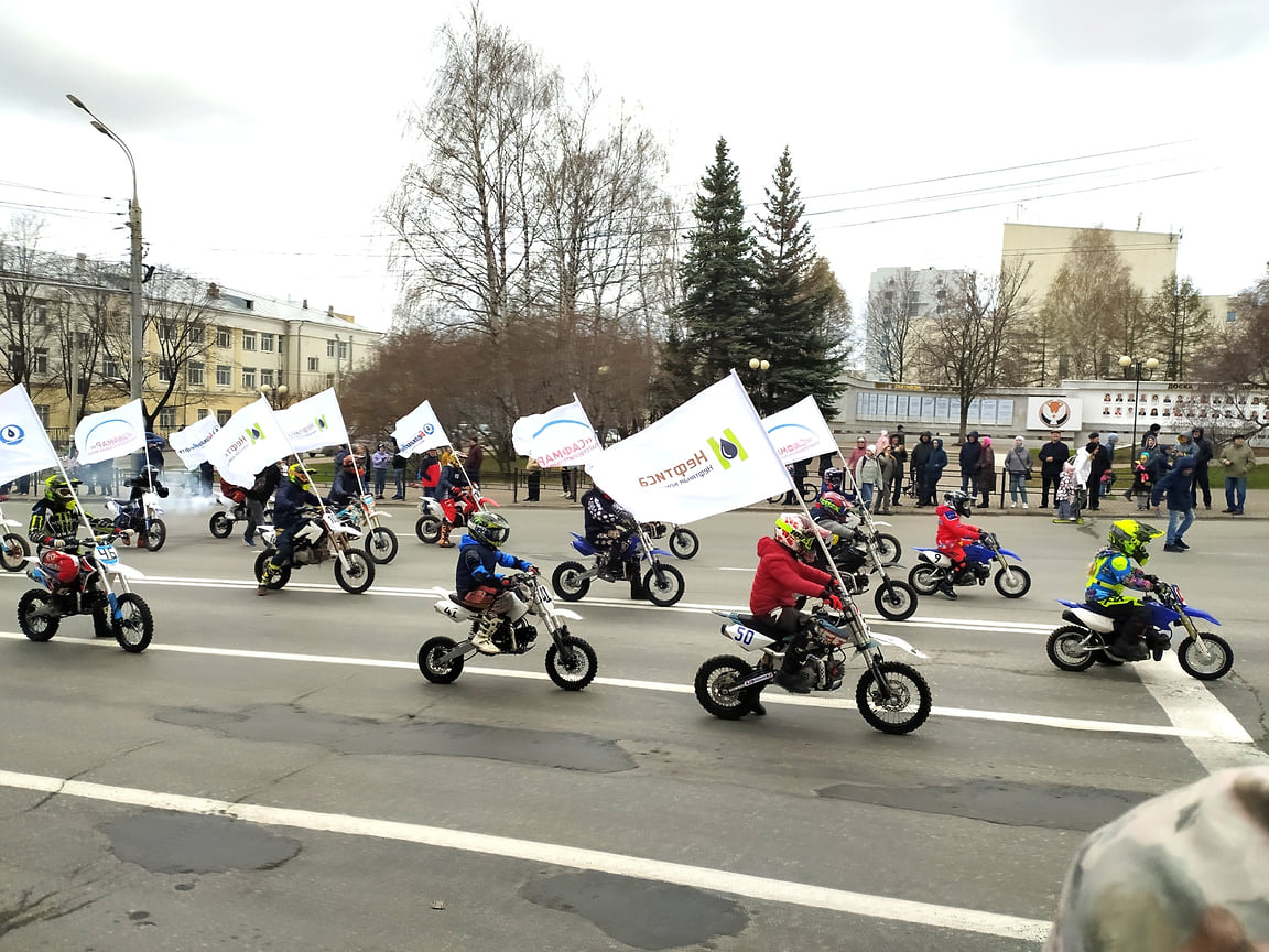 Техники в нынешнем шествии задействовано было немного. Была колонна мотоциклистов, велосипедистов, несколько автомобилей предприятий