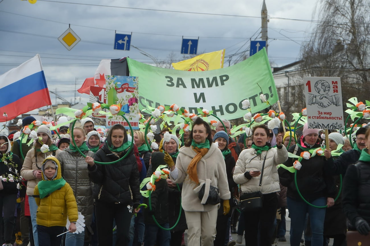 Участники демонстрации шли с транспарантами &quot;За мир и стабильность&quot;, &quot;Нет инфляции, да индексации&quot;, &quot;Достойная зарплата - основа прогресса&quot;, &quot;Наша сила - в единстве и солидарности&quot; и т.д.