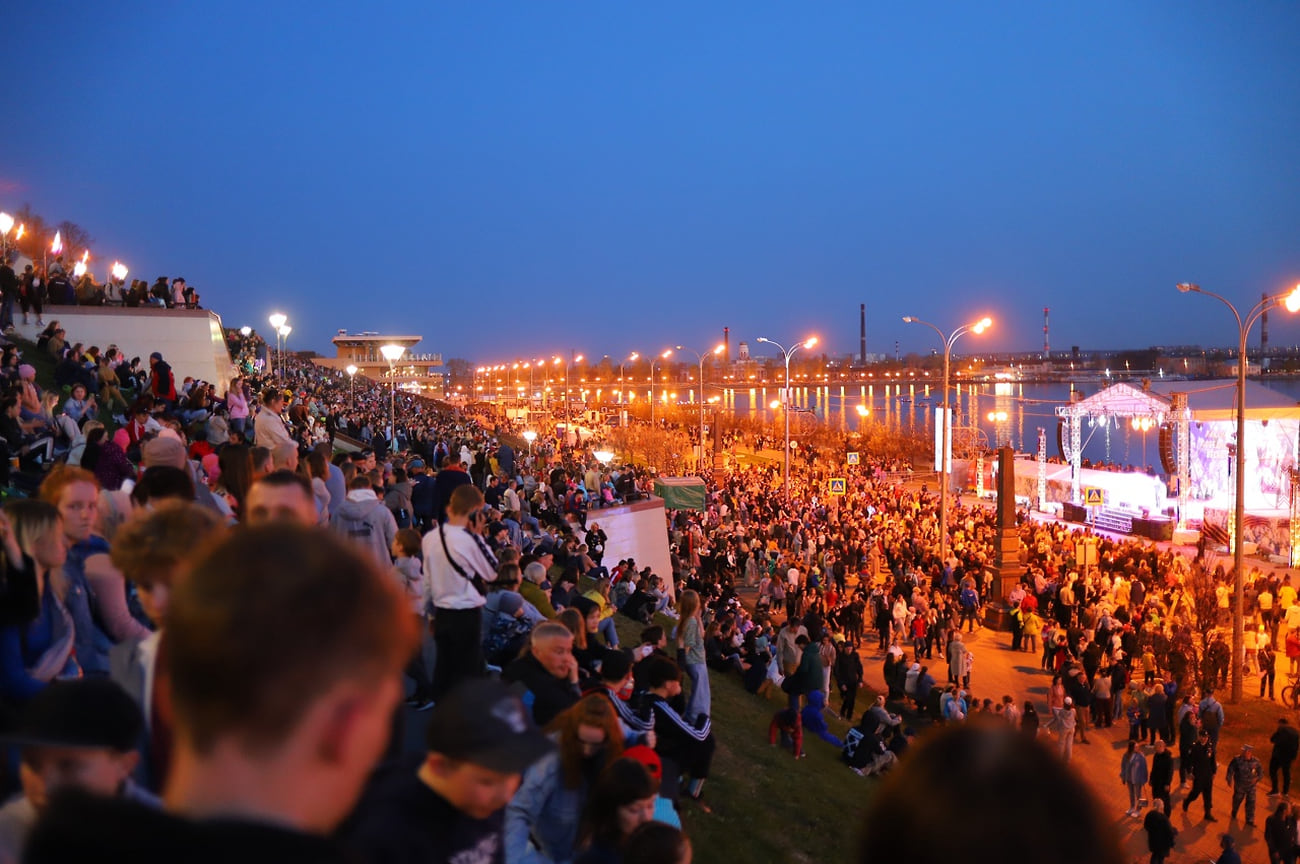 Всего, по официальным данным, вечером 9 мая на набережной пруда собрались 27 тыс. горожан. Ижевчане заполнили лестницы, бортики и лавочки, заняли все пешеходные дорожки