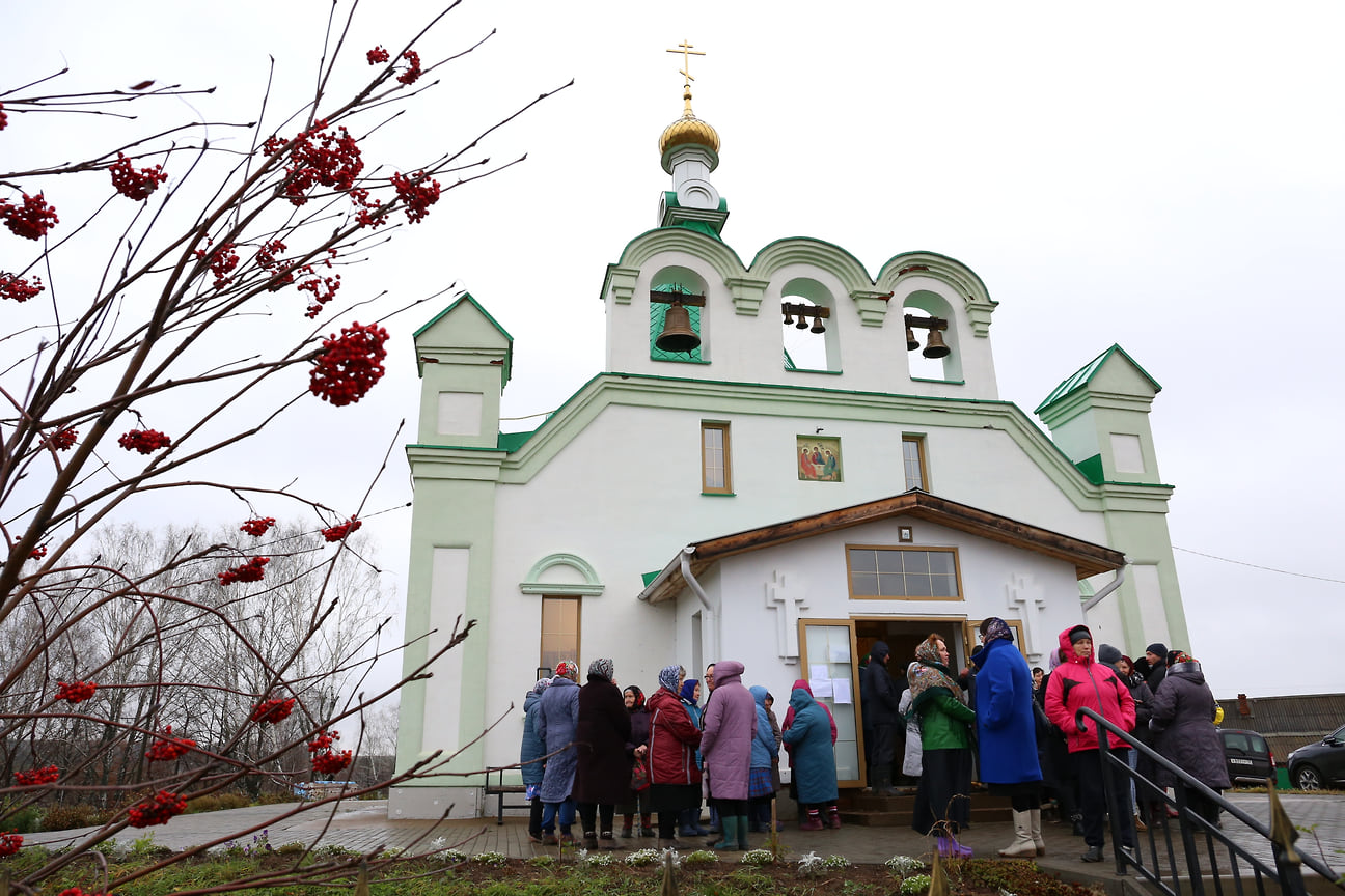 Еще в в 1939 году в селе Бураново сначала закрыли, а в конце 1940 до основания разрушили Троицкий храм. Мечтой Бурановских бабушек стало построить его. В 2010 году по их инициативе начался сбор пожертвований на возрождение церкви. В 2015 году в храме Святой Троицы состоялась первая служба