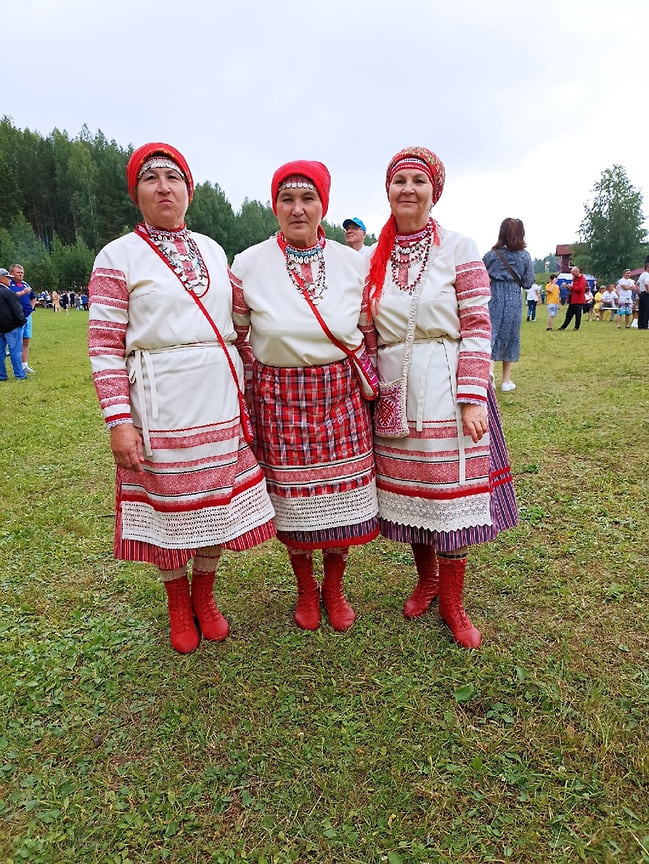 В торговых палатках гости смогли побаловать себя шашлыком, вкусными грибными перепечами и табанями из русской, бесермянской и удмуртской печи. Здесь же предлагался большой ассортимент продукции собственного производства