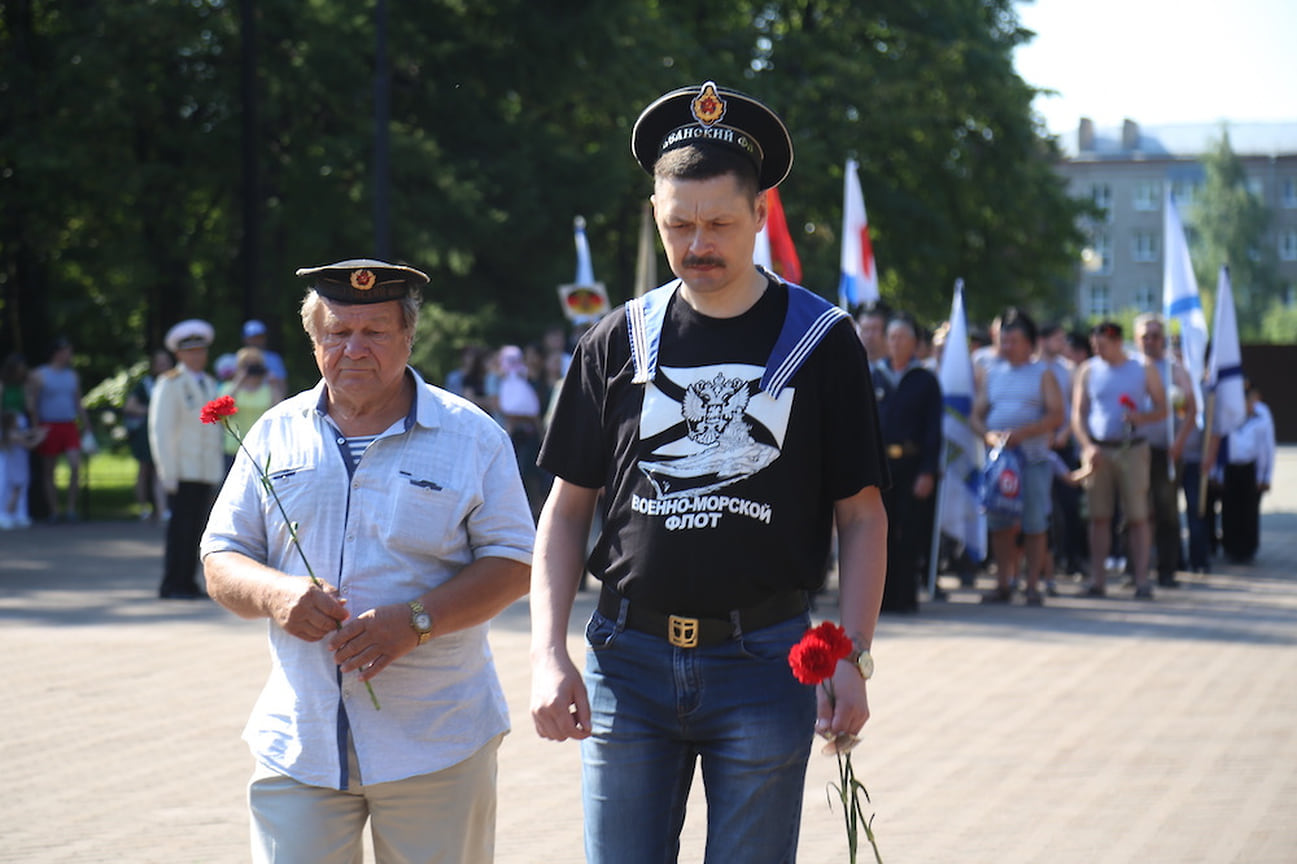 Затем участники митинга почтили память о погибших минутой молчания