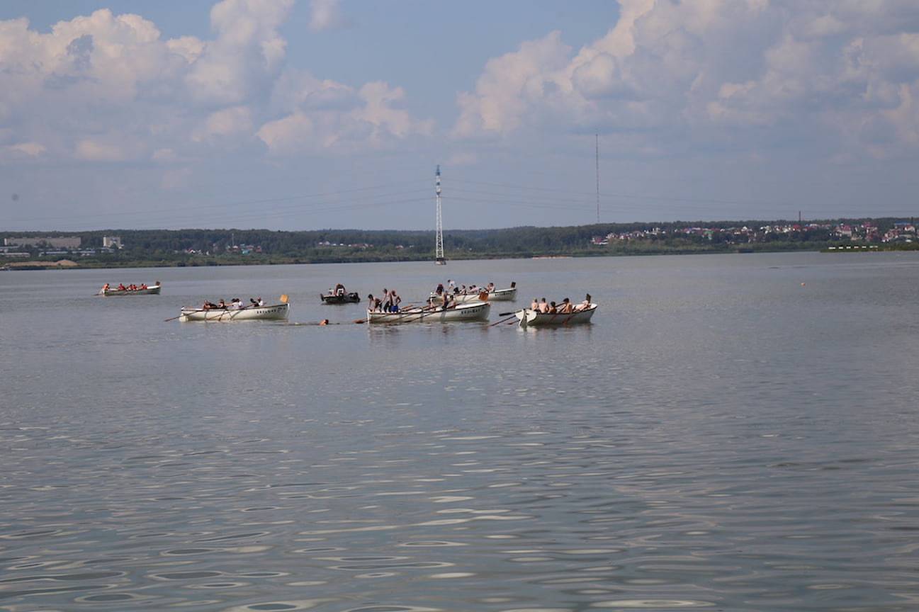 Также здесь прошли гребные гонки на ЯЛ-6 среди воспитанников морского центра от 10 до 18 лет