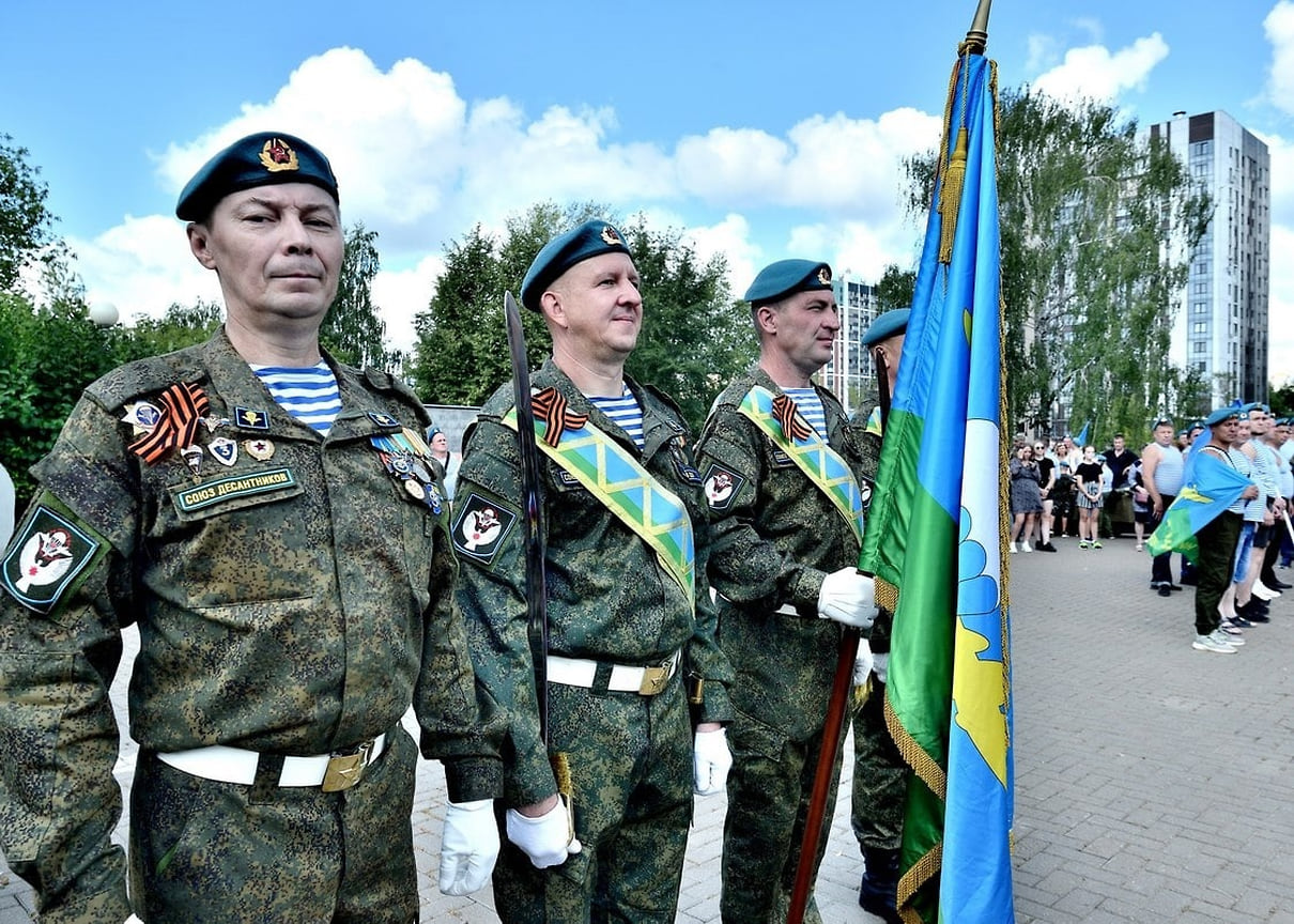 С праздником жителей Удмуртии также поздравил глава Ижевска Олег Бекмеметьев. «Для вас честь и достоинство — это не просто слова, а &quot;Никто, кроме нас&quot; — не просто девиз. Сегодня, как и всегда, стоите на страже защиты отечества, отстаиваете интересы нашей родины»,— отметил господин Бекмеметьев