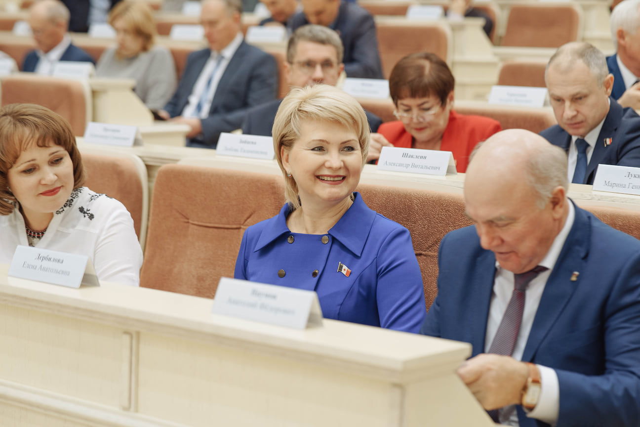 Председатель постоянной комиссии по труду, социальной политике и делам ветеранов Елена Дербилова (в центре) и руководитель фракции &quot;Единая Россия&quot; Анатолий Наумов