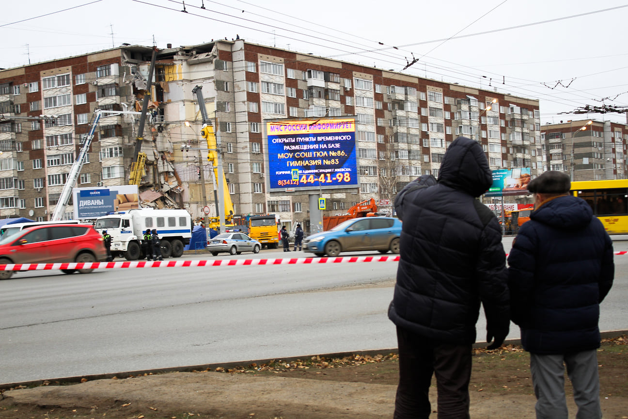 Взрыв, прозвучавший около 16:41, спровоцировал обрушение стояка панельного дома. Там, где слышали людей, проводилась спасательная операция. На месте работали больше 1 тыс. человек личного состава, 200 единиц техники, а также привлекались аэромобильные группировки главных управлений МЧС России по Башкортостану и Пермскому краю
