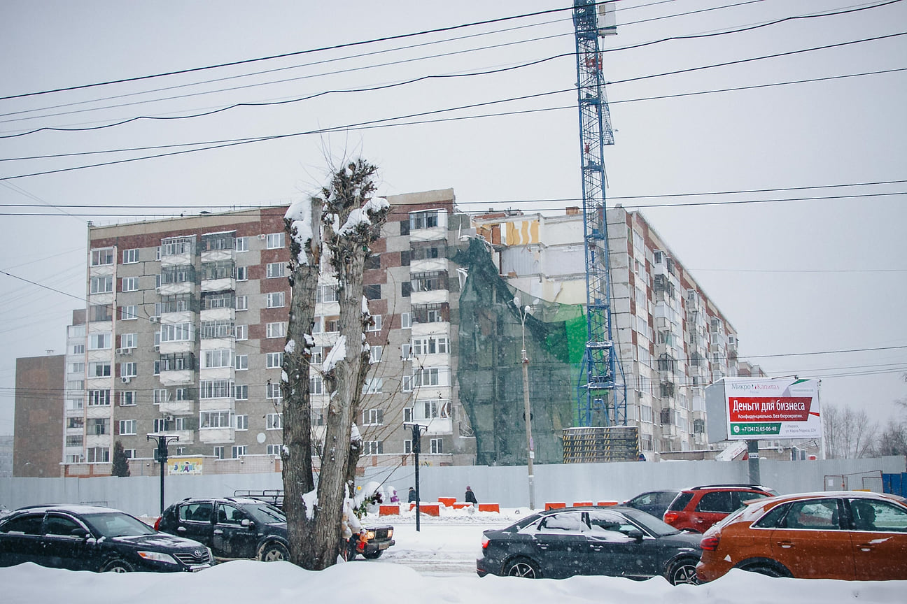 В ходе заседания пострадавшие жители дома рассказывали, что потеряли имущество на суммы от 15 тыс. руб. до 5 млн руб. Сообщалось, что все потерявшие жилье получили сертификаты на получение нового. Свидетельства были выданы 32 семьям на сумму более 85 млн руб., в том числе семье Копытовых, в которой жил обвиняемый во взрыве
