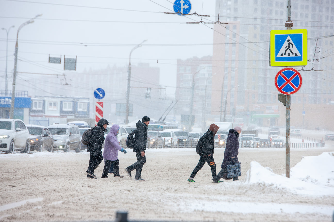 Пешеходы переходят улицу Удмуртскую