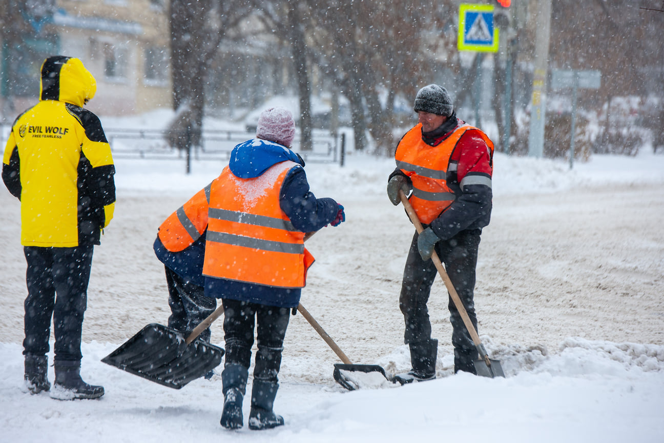 Дворники вышли на уборку улицы в Ижевске