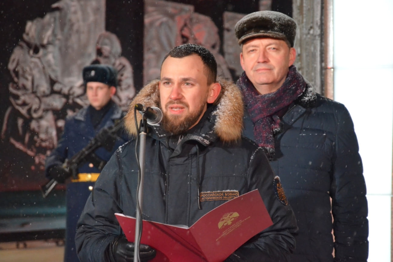 Заместитель исполнительного директора Российского военно-исторического общества Алексей Кондратьев зачитал поздравительную телеграмму помощника президента России, председателя Российского военно-исторического общества Владимира Мединского