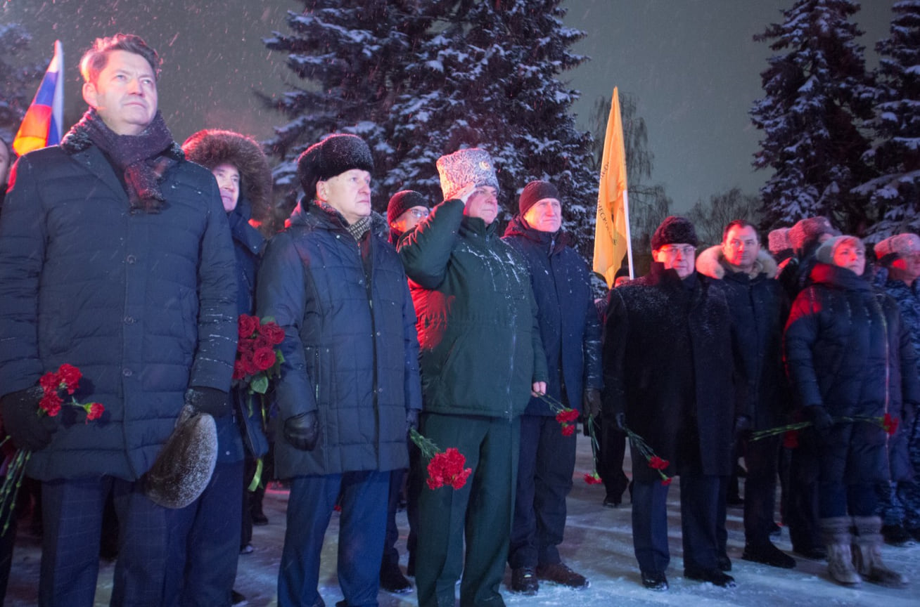 На церемонии открытия цветы к стеле возложили глава Ижевска Олег Бекмеметьев, заместитель исполнительного директора Российского военно-исторического общества Алексей Кондратьев, а также представители трудовых династий