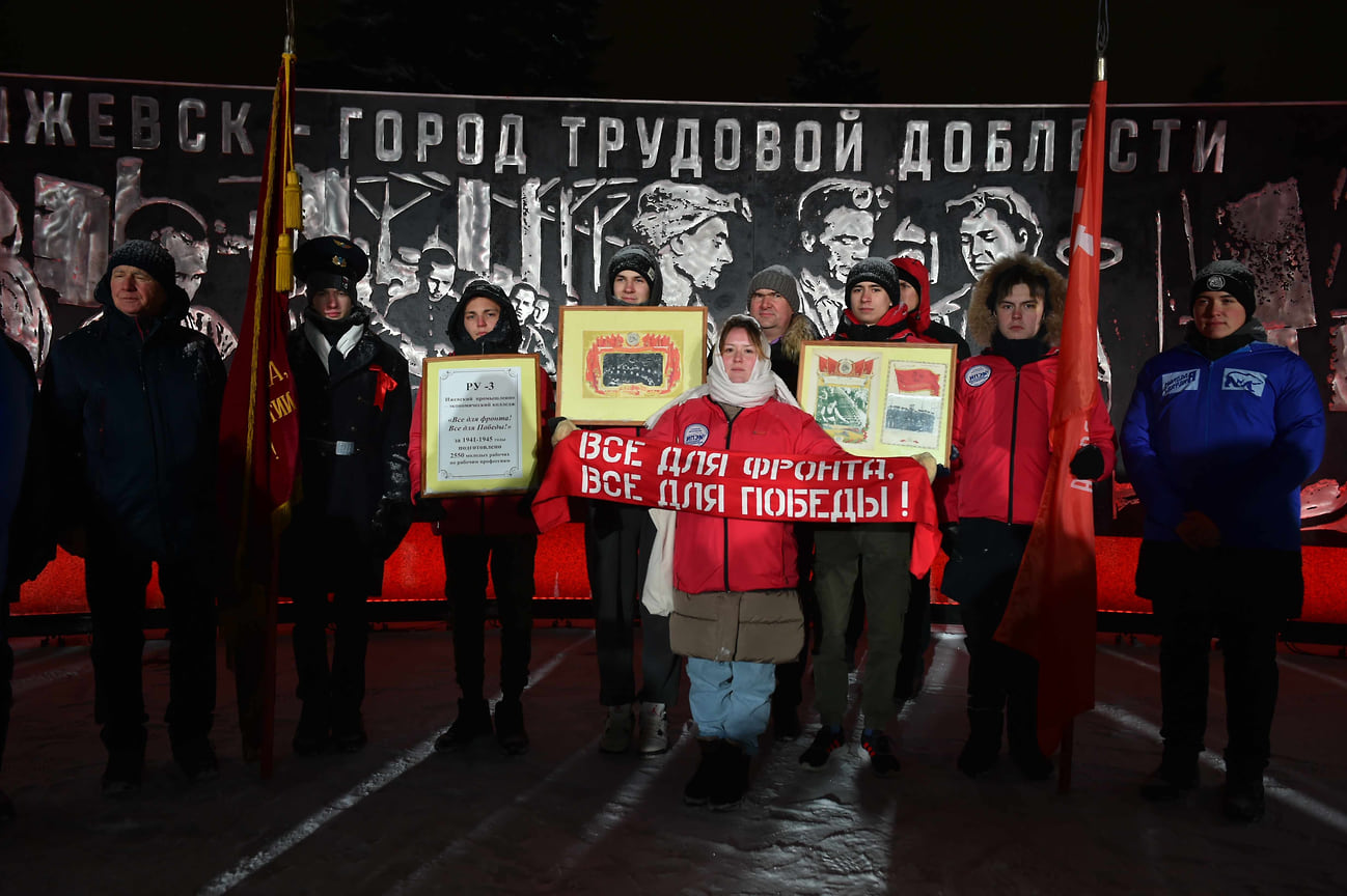 На торжественном митинге светили перекрещивающиеся лучи прожекторов, которые стали символом чистого и безопасного неба. На больших экранах демонстрировались фотографии Ижевска прошлых лет