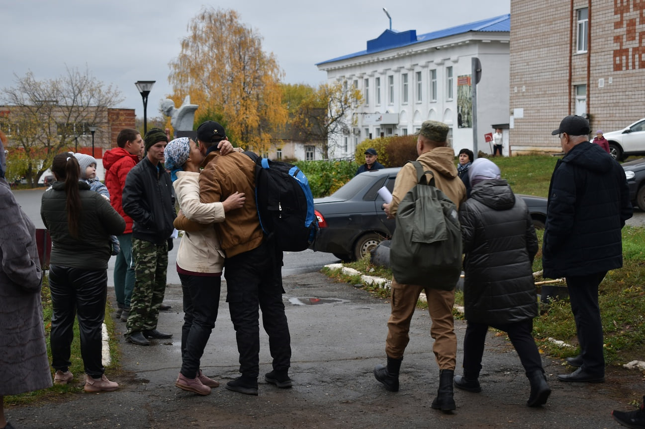 21 сентября в России по указу президента Владимира Путина началась частичная мобилизация, а утром 24 сентября из Ижевска в воинские части на переподготовку по своим военно-учетным специальностям поехали 10 человек. В декабре мобилизованные мужчины отправились выполнять поставленные задачи. Общее число жителей Удмуртии, попавших под частичную мобилизацию, не указывалось. Семьям мобилизованных и добровольцев оказывают адресную помощь, а бойцам назначили региональную выплату в 50 тыс. руб. Республика также обеспечивает их снаряжением