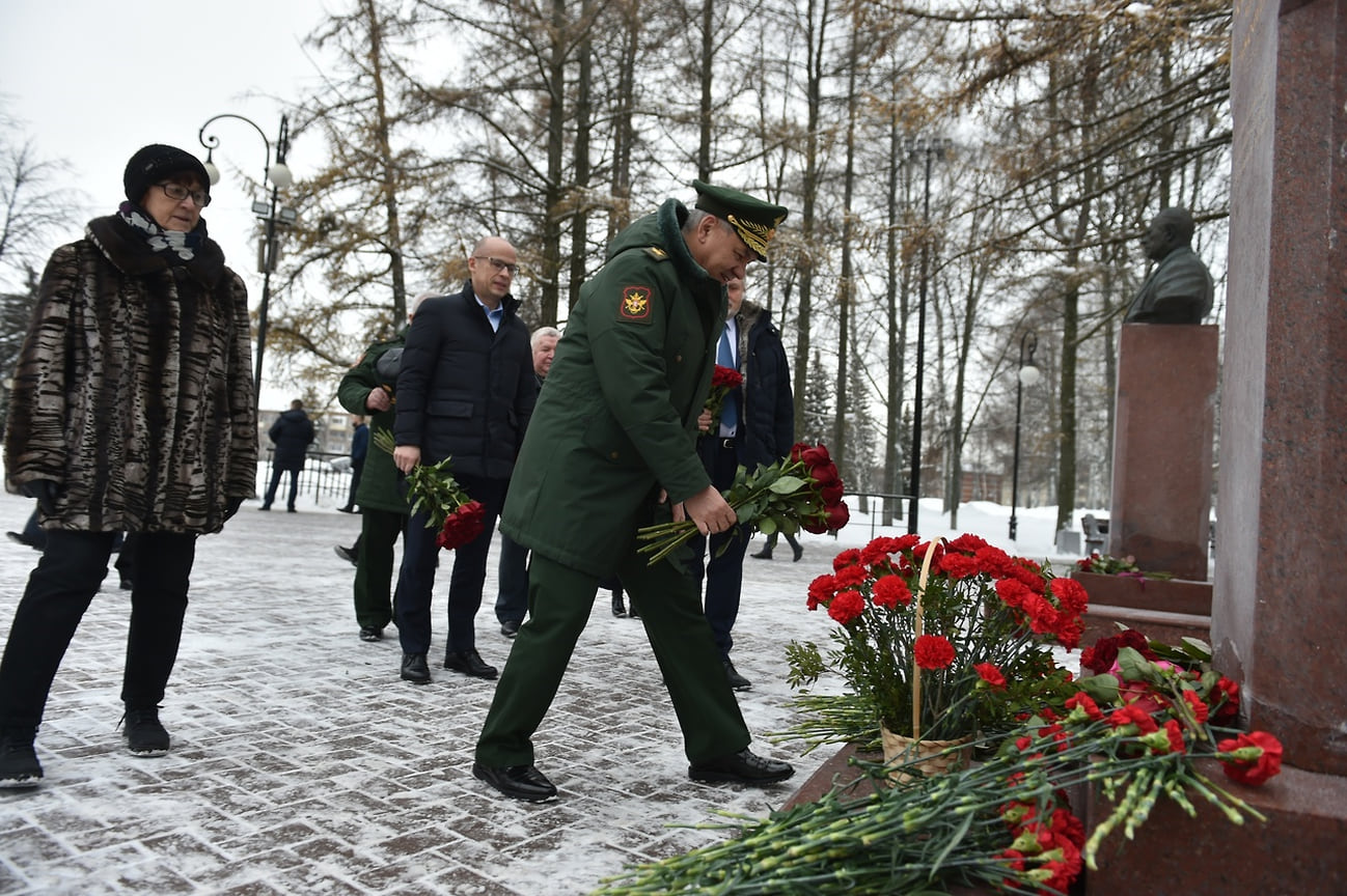 23 декабря в Ижевск с рабочим визитом прибыл министр обороны РФ Сергей Шойгу. В сопровождении главы Удмуртиии он посетил предприятия оборонно-промышленного комплекса «Калашников», где проверил выполнение гособоронзаказа, а также возложил цветы к бюсту конструктору-оружейнику Михаилу Калашникову в Сквере Победы