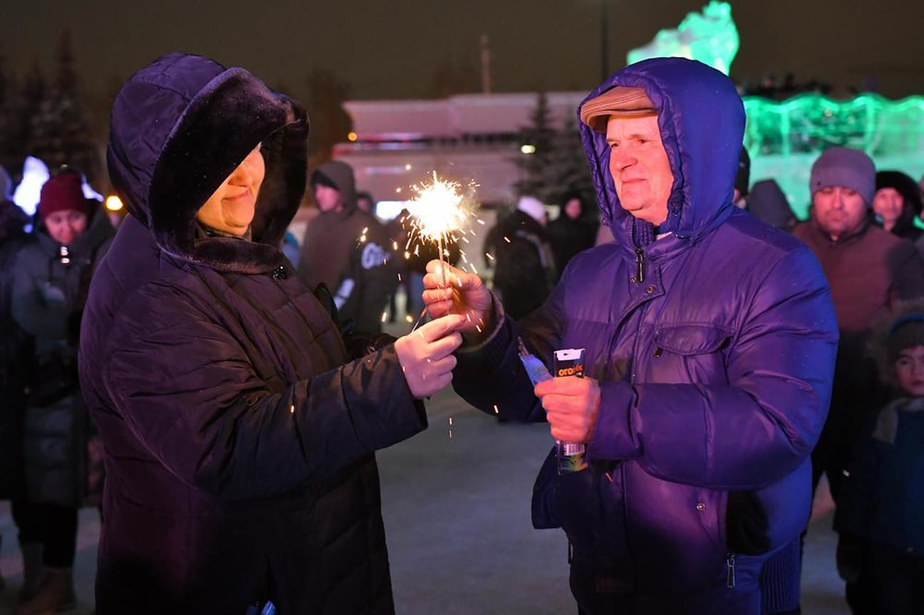 Участники мероприятия вспомнили наиболее запоминающиеся моменты прошедшего года и его героев. Горожане словами благодарности отметили участников СВО и волонтеров, которые помогают семья бойцов в республике