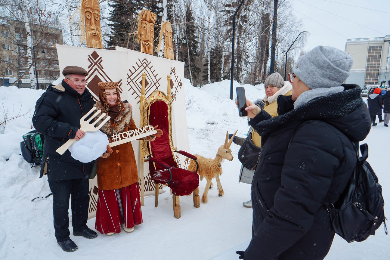 Впервые в этом году в рамках фестиваля прошел конкурс «Горжусь!», где участникам из разных муниципальных образований нужно было выставить свою фотозону на Центральной площади. По итогам конкурса первое место занял Воткинский район, второе место – Дебесский район, третье место – Якшур-Бодьинский район