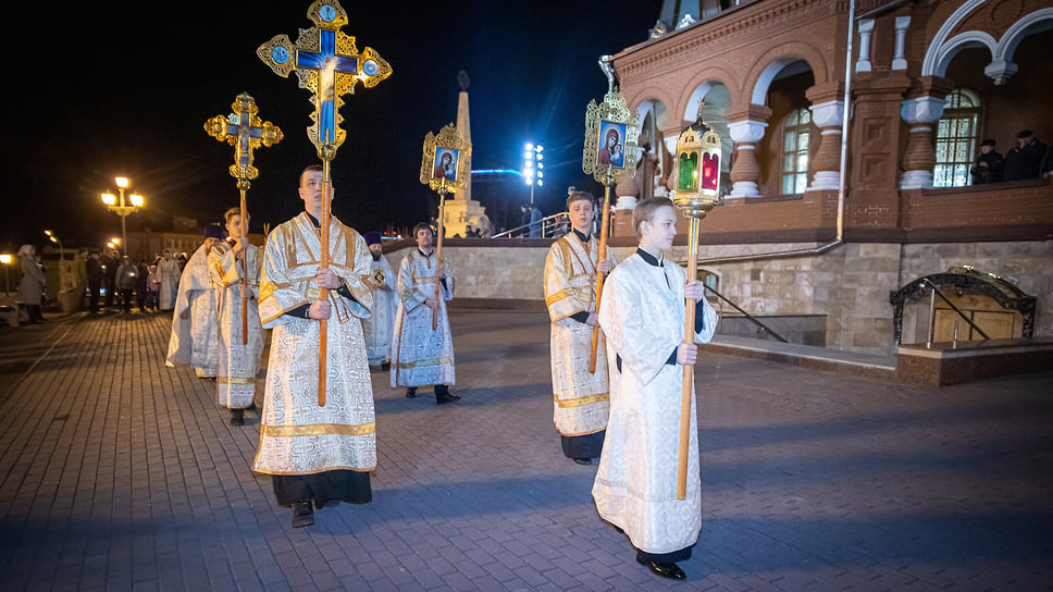 Продолжается богослужение крестным ходом,  после чего совершаются Утреня и Божественная литургия